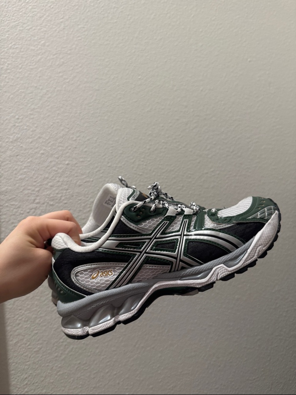 Asics gel nimbus 10.1 Green, Black & White size 7.5women